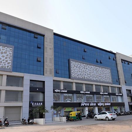 Apollo Hotel Ahmedabad Bagian luar foto