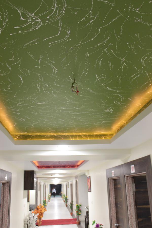 Apollo Hotel Ahmedabad Bagian luar foto
