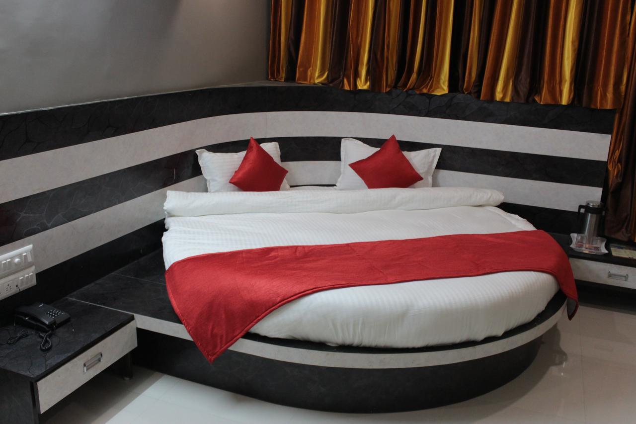Apollo Hotel Ahmedabad Bagian luar foto