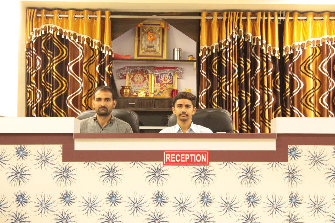 Apollo Hotel Ahmedabad Bagian luar foto