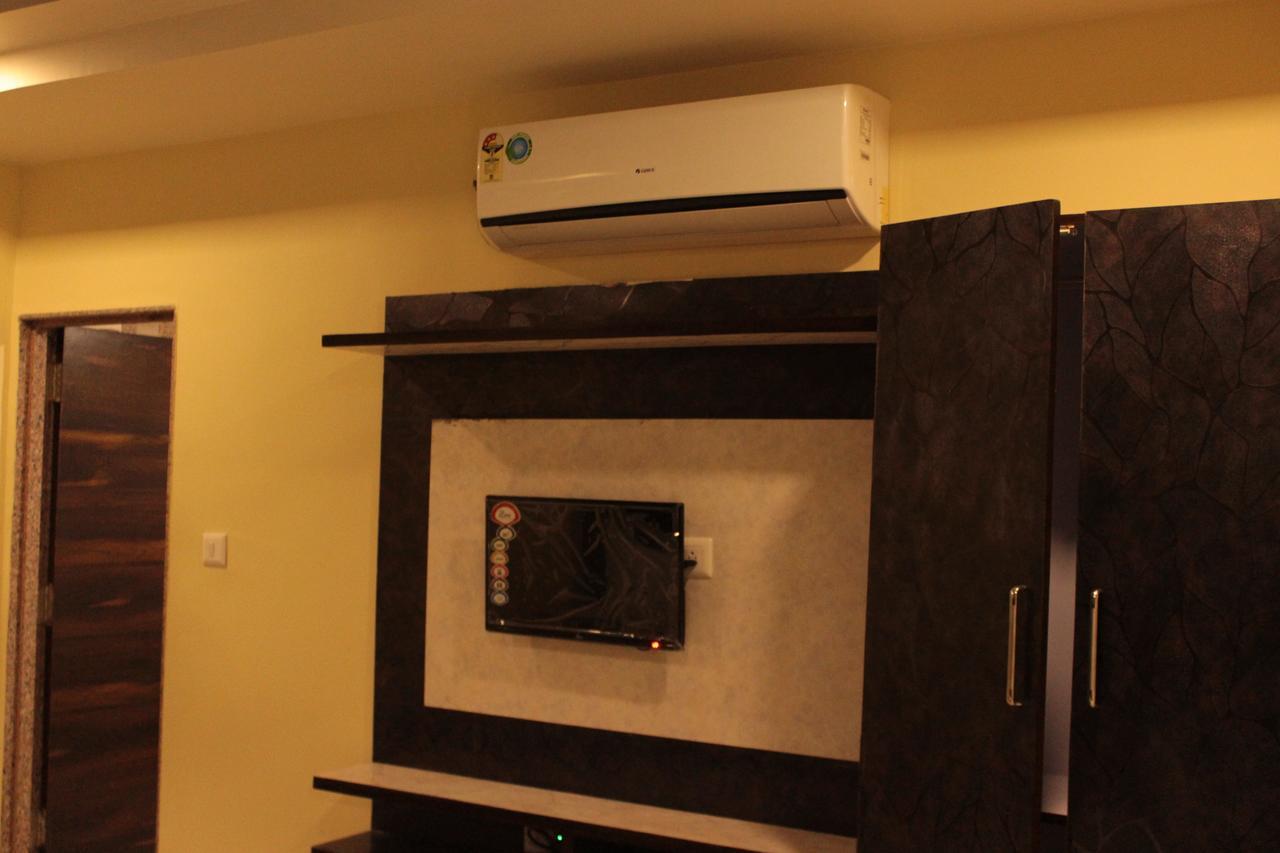 Apollo Hotel Ahmedabad Bagian luar foto